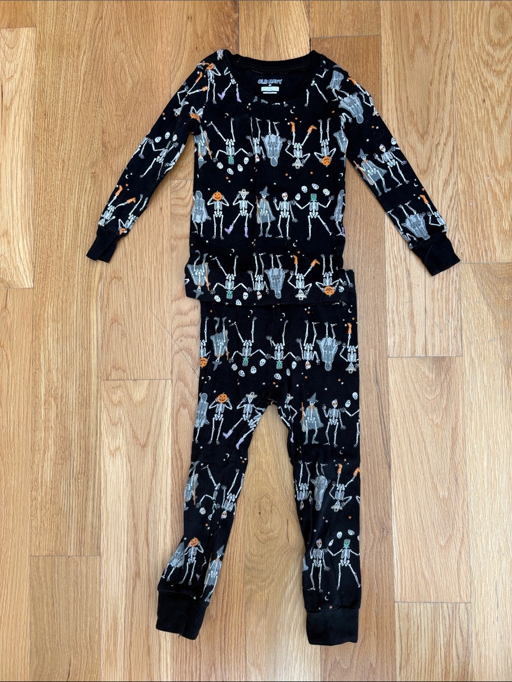 Old Navy Black Skeleton & Pumpkin Kids Pajama Set 100% cotton.